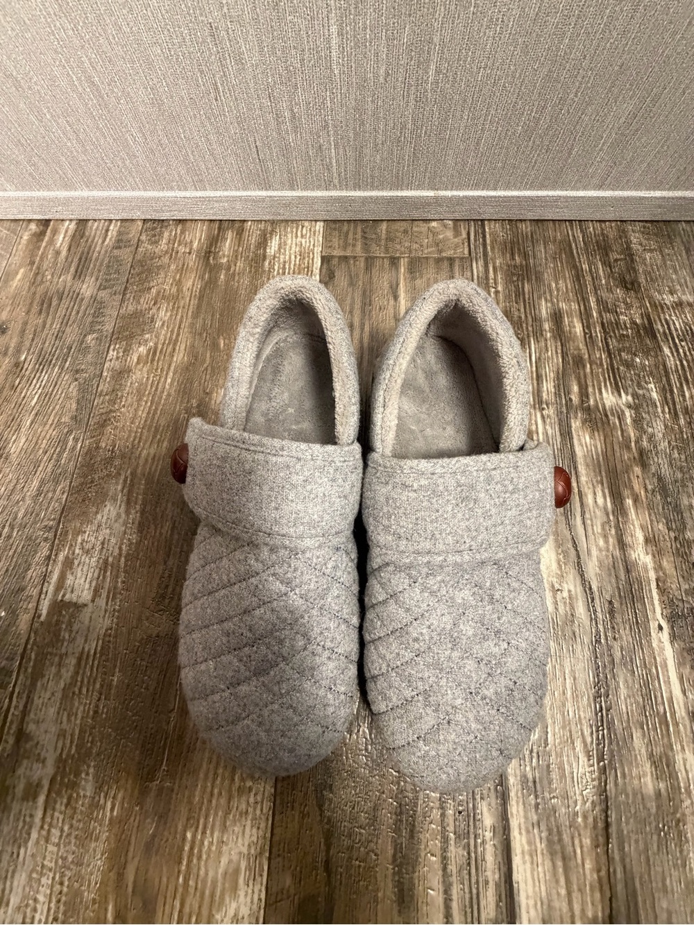 NWOB Vionic Quilted Slip-On Women's Slippers in Light Gray Size 7